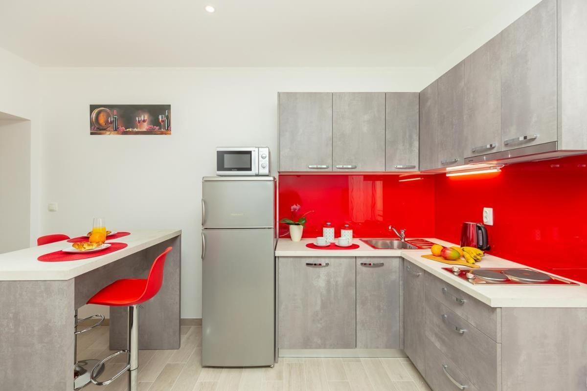 Apartments Red And Blue Mlini Exterior photo